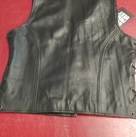 Women's leather vest with concealed weapon pockets - Picture 3 of 9